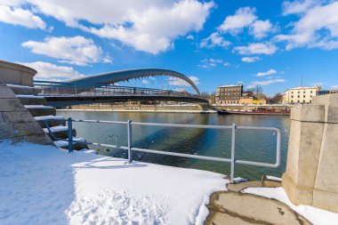 Vistula Nehri kıyısındaki güneşli kış günü kar, Krakow, Polonya ile köprüde