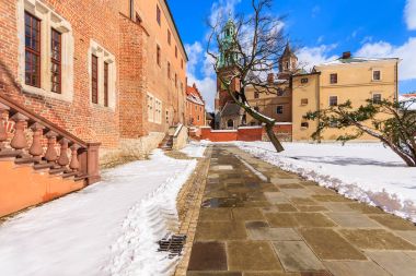 Güneşli kış günü, Krakow, Polonya yürürken salonu ve Wawel Royal Castle