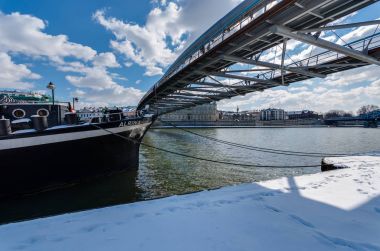 Bernatka köprü Vistula Nehri gezinti güneşli kış günü kar, Krakow, Polonya