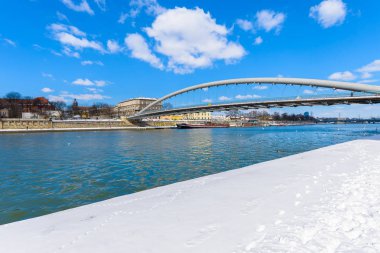 Vistula Nehri kıyısındaki güneşli kış günü kar, Krakow, Polonya ile köprüde