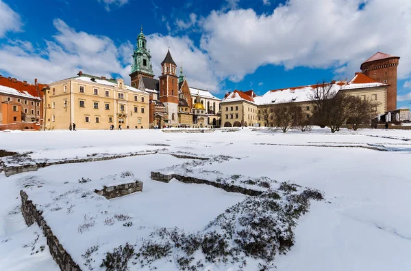 Wawel Royal Castle güneşli kış günü kar, Krakow, Polonya