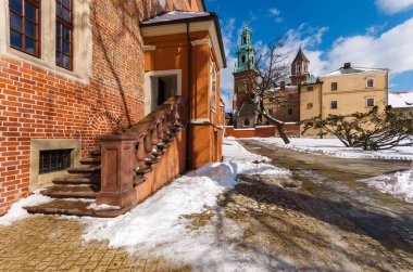Wawel Royal Castle güneşli kış günü kar, Krakow, Polonya