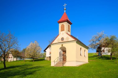 Küçük kilise yeşil alanda kırsal bahar peyzaj,: Burgenland, Austria