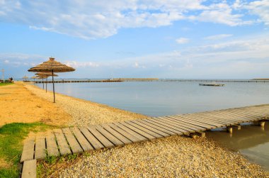 Ahşap iskele Neusiedlersee Gölü Bahar,: Burgenland, Austria