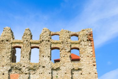 Bahar zamanı, Polonya Ortaçağ Rabsztyn kalesi kalıntıları ediyor