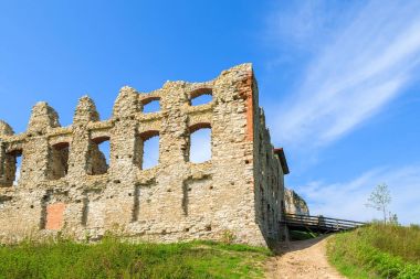 rabsztyn, Polonya mavi gökyüzünde karşı eski ortaçağ kalesi kalıntıları ediyor