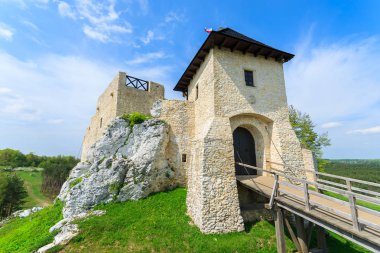 Güzel Bobolice kalede bahar zamanı, Polonya