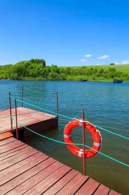 Ahşap iskele ve halka Czorsztynskie Gölü Pieniny dağlar, Polonya'da cankurtaran