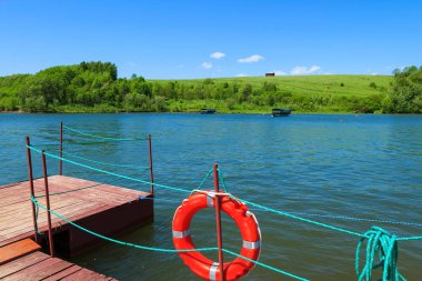 Ahşap iskele ve halka Czorsztynskie Gölü Pieniny dağlar, Polonya'da cankurtaran