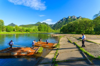 Dunajec Nehri, Polonya - 19 Mayıs 2013: Turist Dunajec Nehrin güneyinde Polonya salda. Slovakça sınırına yakın rafting çok popüler turistik 's.