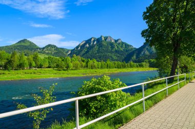Dunajec Nehri bahar peyzaj Pieniny dağlar, Polonya