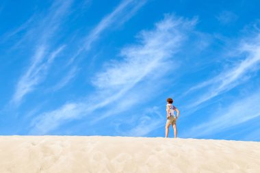 Genç kadın turist kabuklarıyla Slowinski Milli Parkı, Polonya