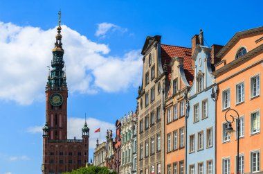 Renkli tarihi evleri ve eski Belediye Binası kule Gdansk, Polonya