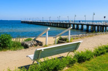 Tezgah Parkı Gdynia Orlowo beach, Baltık Denizi, Polonya yakınındaki güneşli yaz gününde