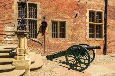 Önünde güzel tarihi bina eski Gdansk şehir şehir, Polonya savaş topu