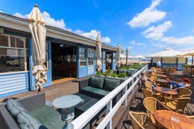 Gdynia Beach, Polonya - 10 Haziran 2013: tablolar Gdynia şehirdeki Baltık Denizi sahilinde bulunan bir restoran oturaklı. Bu turistler arasında çok popüler bir sahil kasabası olan.