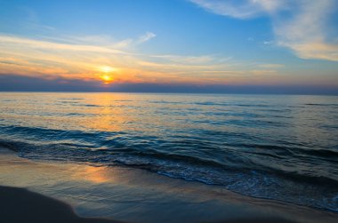 Leba sahil kasabasında plajda güzel gün batımı, Baltık Denizi, Polonya