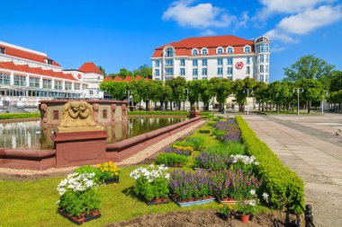 Yaz, Baltık Denizi, Polonya Sopot sahil kasabasında Parkı