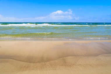 Dalgalar üzerinde Baltık Denizi sahil yakınında Leba, Polonya
