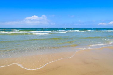 Dalgalar üzerinde Baltık Denizi sahil yakınında Leba, Polonya