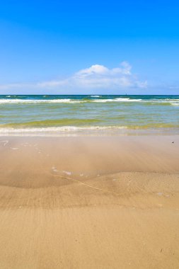 Dalgalar üzerinde Baltık Denizi sahil yakınında Leba, Polonya