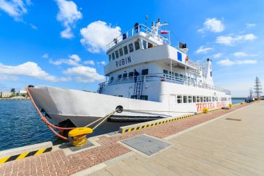 Gdynia liman, Polonya - 10 Haziran 2013: turist Gdynia liman gün güneşli yaz gemide. Bu şehir Baltık Denizi kıyısında yer alır ve turistler arasında popüler yer.