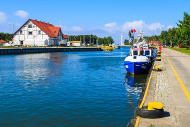 Leba, Polonya - 10 Haziran 2013: Balıkçı tekneleri Leba bağlantı noktası şehir ve evindeki kıyısında. Bu kasaba bir ev şehir Baltık Denizi alanında birçok balıkçı için olduğunu.