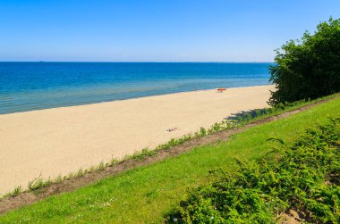 Beyaz kum Gdynia Orlowo plaj gün güneşli yaz, Baltık Denizi, Polonya