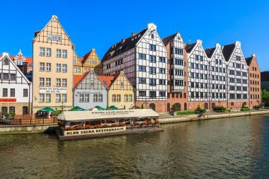Gdansk, Polonya - 8 Haziran 2013: Restoran su eski kasaba Gdansk Alman mimari tarzda inşa edilmiş evleri ve Motlawa Nehri manzaralı. Gdansk uzun yıllar için Almanya'ya ait.