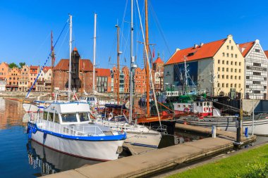 Gdansk, Polonya - 8 Haziran 2013: yat tekne ve eski şehir evleri Gdansk Port arka planda. Gdansk tarihi şehir merkezi Motlawa Nehri'nin kıyısında yer alır.