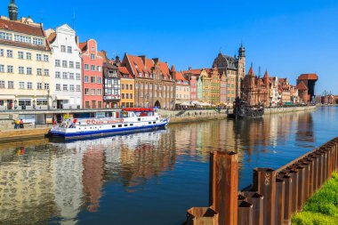 Gdansk, Polonya - 8 Haziran 2013: turist tekne ve arka planda Gdansk bağlantı noktası eski şehir evleri. Gdansk tarihi şehir merkezi Motlawa Nehri'nin kıyısında yer alır.