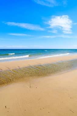 Güzel kumlu plajı yakınındaki Leba, Baltık Denizi, Polonya