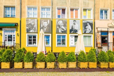 Gdansk, Polonya - 8 Haziran 2013: Restoran bina cephe boya şehirde eski kasaba Gdansk, Polonya ile dekore edilmiştir. Bu şehrin Kuzey Polonya bulunuyor ve çok popüler turistik yer.