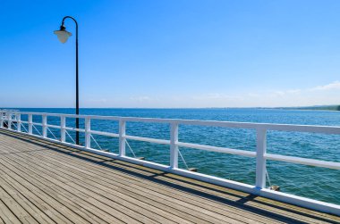 Beyaz ahşap iskele güneşli yaz gününde, Gdynia Orlowo, Baltık Denizi, Polonya