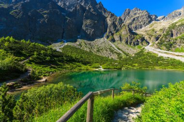 Yeşil su dağ gölü yaz sezonu, Kezmarska Vadisi, Tatra Dağları, Slovakya