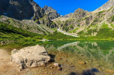 Yeşil su dağ gölü yaz sezonu, Kezmarska Vadisi, Tatra Dağları, Slovakya