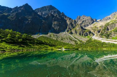 Yeşil su dağ gölü yaz sezonu, Kezmarska Vadisi, Tatra Dağları, Slovakya