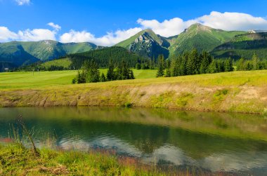 Güzel dağ gölü manzarası yüksek Tatras, Slovakya
