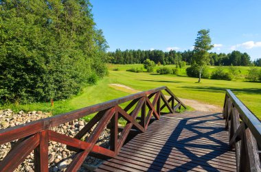Tatrzanska Lomnica, Slovakya - 23 Temmuz 2013: golf sahası içinde yüksek Tatra Dağları. Birçok turist bu şehir ziyaret Milli Park alanı ve golf oynamak için yaz aylarında ziyaret.