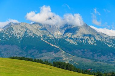 Tatra Dağları'nın görünümünde yaz, Tatranska Lomnica, Slovakya