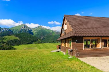 Dağ kulübe ve yeşil alan vadi yaz peyzaj, Tatra Dağları (Bielskie), Zdiar, Slovakya