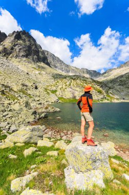 Tatra Mountains, Slovakya için kayada duran kadın turist