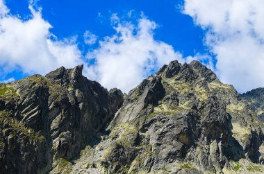 Dağ doruklarına Alp Vadisi beyaz bulutlar mavi gökyüzü, 5 lakes valley (Piat Spisskich Ples), yüksek Tatras, Slovakya