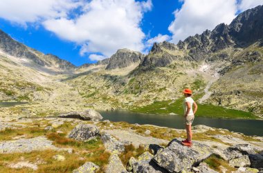Tatra Mountains, Slovakya için kayada duran kadın turist