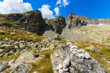 Dağ dağ Vadisi taş yaz manzara, 5 lakes valley (Piat Spisskich Ples), yüksek Tatras, Slovakya kayalar