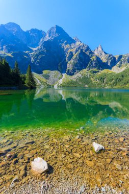 Yeşil su dağı Morskie Oko Gölü, Tatra Dağları, Polonya