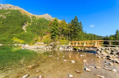Yaya köprüsü üzerinde iz Morskie Oko Gölü, Tatra Dağları, Polonya tarafından