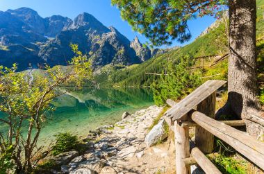 Hiking trail yakınındaki Morskie Oko Gölü, Tatra Dağları, Polonya