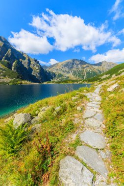 Hiking trail Czarny have Gölü yaz aylarında, Tatra Dağları boyunca