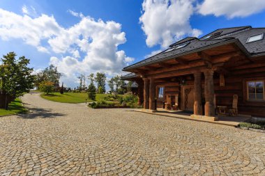 Geleneksel dağ tarzı Restoran Polonya kırsal kesimde